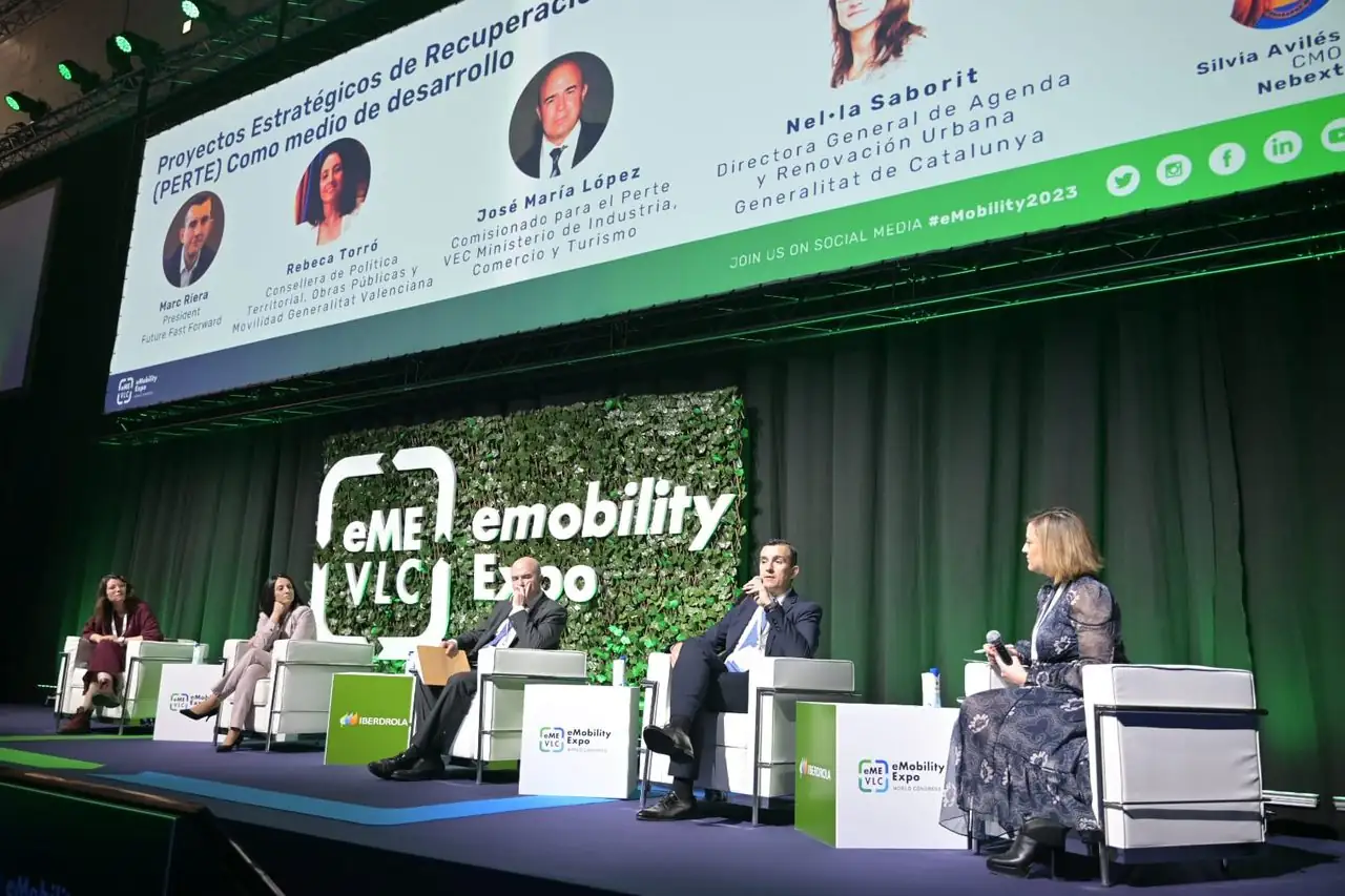 Future: Fast Forward aboga por el desarrollo de la industria de la movilidad de forma simultánea al VEC para impulsar la electrificación 2 Los ponentes de la mesa PERTEs como medios de desarrollo