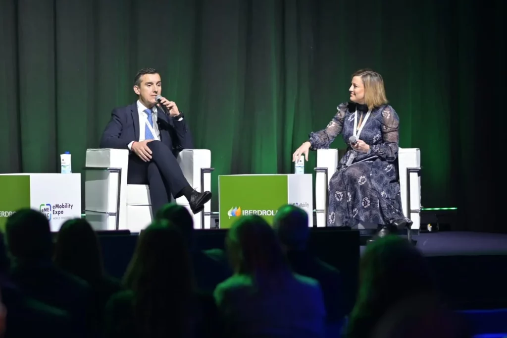 Future: Fast Forward aboga por el desarrollo de la industria de la movilidad de forma simultánea al VEC para impulsar la electrificación 3 Marc Riera presidente de Future Fast Forward y Silvia Aviles moderadora