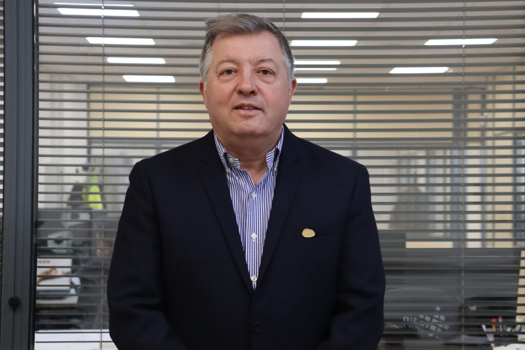 Desde NUTAI comenzamos el año recordando la distinción como socio fundador con el Pin de Oro del Clúster de Energía de la Comunidad Valenciana 2 Enrique Vacas CEO de NUTAI recibe el pin de oro por ser socio fundador del Clúster de la energía